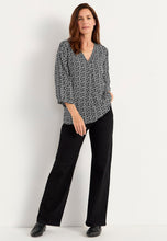 Lataa kuva Galleria-katseluun, V-kaula-aukkoinen, kudottu pusero