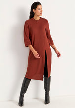 Lataa kuva Galleria-katseluun, Ribattu trikoomekko korkealla halkiolla