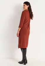 Lataa kuva Galleria-katseluun, Ribattu trikoomekko korkealla halkiolla