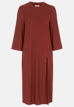 Lataa kuva Galleria-katseluun, Ribattu trikoomekko korkealla halkiolla