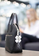 Lataa kuva Galleria-katseluun, Apila koruheijastin