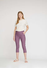 Lataa kuva Galleria-katseluun, Laurie Elizabeth Slim Capri